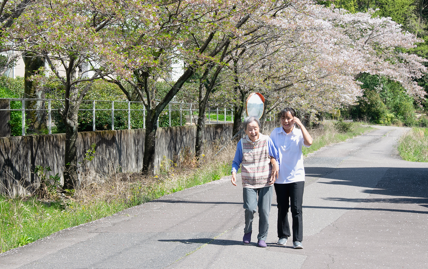 私の部屋でご利用者と歩く職員